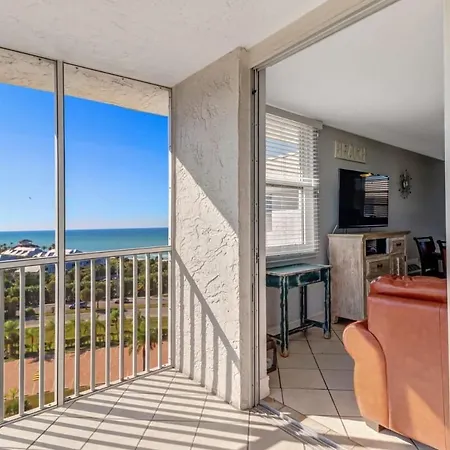 Penthouse Views - Steps From The Shore 2001